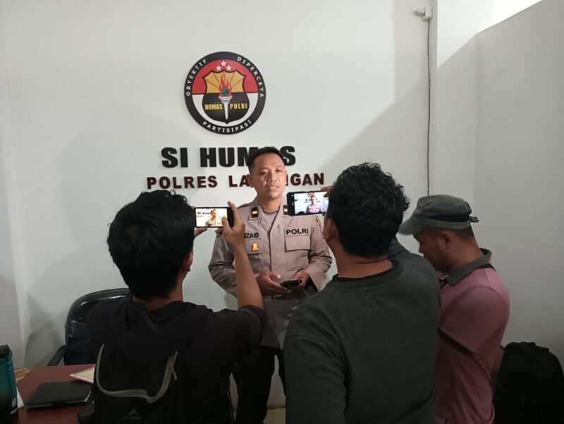 Foto: Petugas mengamankan terduga pelaku pencurian beserta truk milik korban di wilayah Blora, Jawa Tengah, untuk proses pemeriksaan lebih lanjut di Polres Lamongan.