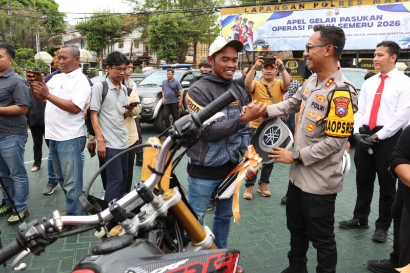 Kapolres Malang AKBP Rulian Syauri bersama jajaran mengembalikan barang hasil pengungkapan kasus selama Operasi Sikat Semeru 2026 kepada para korban, termasuk sepeda motor dan telepon genggam.
