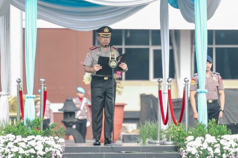 Foto: Wakapolda Jawa Timur Kombes Pol Feri Handoko Soenarso memimpin upacara peringatan Hari Sumpah Pemuda ke-98 di Lapangan Mapolda Jatim, Surabaya, Rabu (28/10/2026).