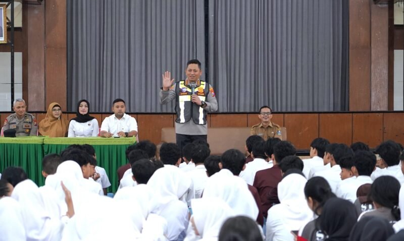 Foto Kapolresta Malang Kota Kombes Pol Danang Setiyo P.S. memberikan edukasi kepada siswa SMAN 4 Kota Malang mengenai bahaya narkoba, perundungan, kejahatan siber, dan kenakalan remaja melalui program Polisi Jogo Sekolah.