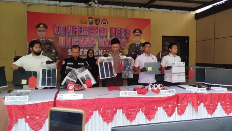 Kapolresta Sidoarjo AKBP Bobby Adimas Condroputra menyampaikan pengungkapan dugaan penipuan elektronik yang melibatkan delapan WNA Vietnam dalam konferensi pers di Mapolresta Sidoarjo, Rabu (28/10/2026).
