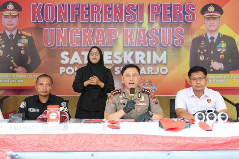 Kapolresta Sidoarjo AKBP Bobby A. Condroputra bersama jajaran menyampaikan pengungkapan dugaan kasus penipuan online yang melibatkan delapan warga negara Vietnam dalam konferensi pers di Mapolresta Sidoarjo, Rabu (28/10/2026).
