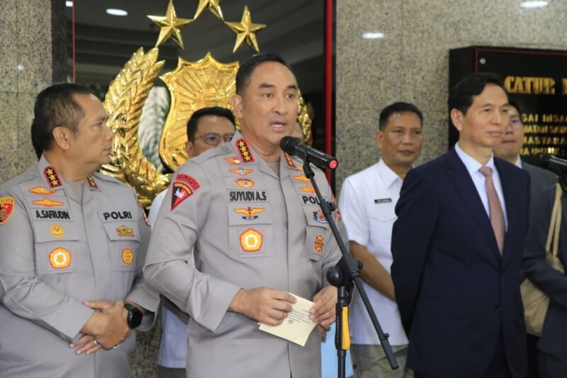 Kapolri Jenderal Polisi Suyudi Ario Seto bersama Wakil Sekretaris Jenderal NNCC Tiongkok Lan Weihong dalam pertemuan bilateral di Mabes Polri, Jakarta, Rabu (28/10/2026), membahas kerja sama pemberantasan jaringan narkotika internasional.