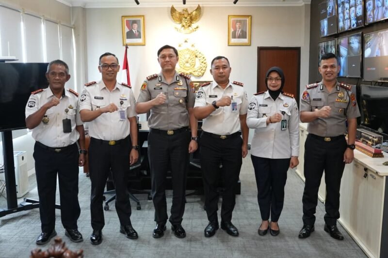 Kepala Rutan Kelas I Surabaya Tristiantoro Adi Wibowo bersama jajaran pimpinan UPT pemasyarakatan melakukan kunjungan dan koordinasi dengan Kapolresta Sidoarjo AKBP Bobby Adimas Chandra Putra untuk memperkuat sinergi keamanan dan ketertiban, Rabu (28/10/2026).