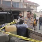 Foto: Polres Blitar mengamankan barang bukti berupa 1.030 liter BBM bersubsidi jenis Solar dan Pertalite dalam pengungkapan dugaan penyalahgunaan distribusi BBM di Kecamatan Kademangan, Kabupaten Blitar.