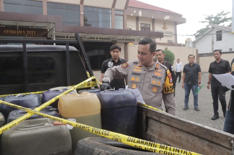 Foto: Polres Blitar mengamankan barang bukti berupa 1.030 liter BBM bersubsidi jenis Solar dan Pertalite dalam pengungkapan dugaan penyalahgunaan distribusi BBM di Kecamatan Kademangan, Kabupaten Blitar.
