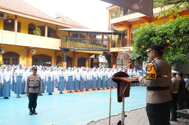 Kapolres Kediri AKBP Dr. Muh. Wahyudin Latif menegaskan komitmen Polres Kediri dalam memperkuat pendidikan karakter pelajar melalui program Polisi Peduli Pendidikan (POLINDIK) untuk mencegah perundungan, penyalahgunaan narkoba, hoaks, dan kenakalan remaja.