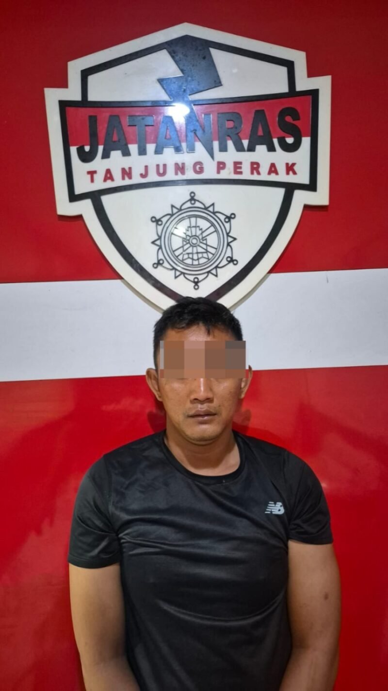 Polisi mengamankan terduga pelaku pencurian di Toko Madura kawasan Surabaya yang sempat viral di media sosial. Dalam pengungkapan kasus tersebut, petugas turut menemukan dua unit handphone yang diduga hasil pencurian.