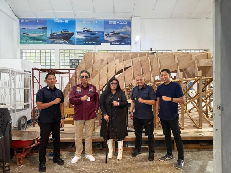 Ketua Presidium FPII Dra. Kasihhati bersama Dewan Pakar FPII Adv. Lilik Adi Gunawan saat mengunjungi Workshop Giatja Bengkel Sukaboat di Lapas Kelas I Sukamiskin, Bandung.