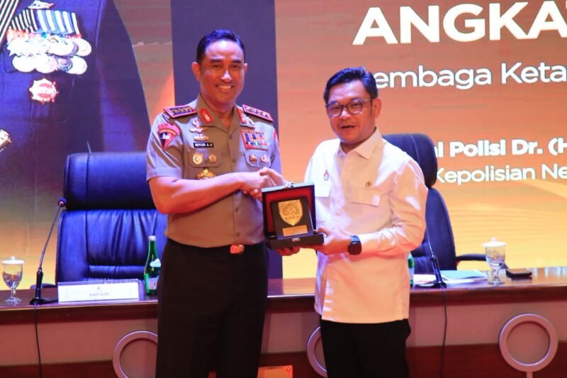 Kapolri Jenderal Polisi Suyudi Ario Seto saat memberikan pembekalan kepada peserta Pendidikan Penyiapan dan Pemantapan Pimpinan Nasional (P4N) Angkatan 70 di Lemhannas RI. Ia menekankan pentingnya integritas personel, penegakan hukum yang adil, dan pelayanan humanis untuk memperkuat kepercayaan masyarakat terhadap Polri.