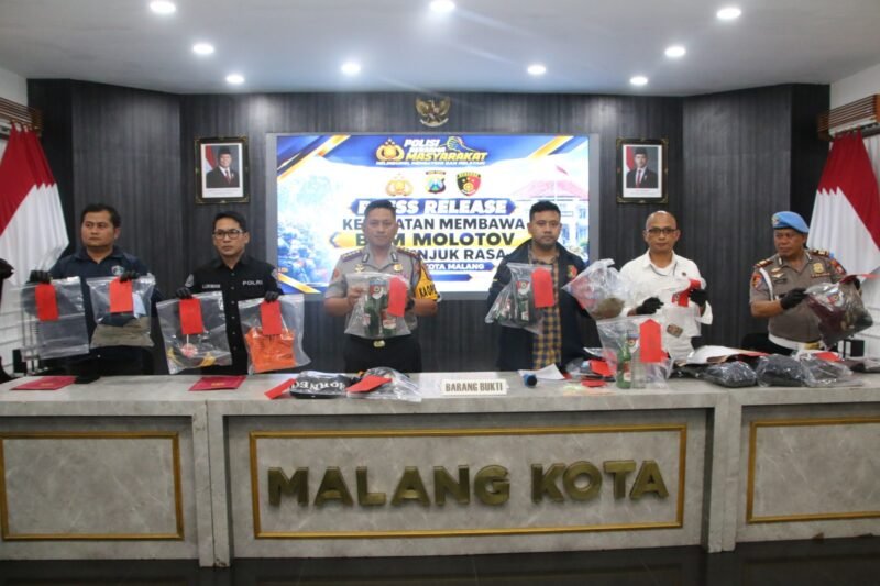 Kapolresta Malang Kota Kombes Pol Danang Setiyo P.S. menyampaikan keterangan terkait penetapan 12 tersangka dalam kasus dugaan rencana kerusuhan usai aksi damai di depan Balai Kota Malang. Polisi turut mengamankan empat botol yang diduga bom molotov. (Samsul)