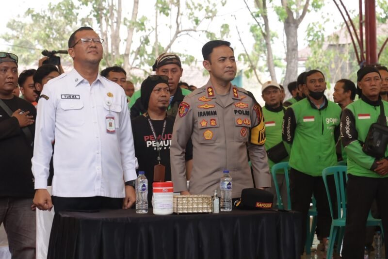Kapolres Pasuruan AKBP Irawan Setyono bersama jajaran Forkopimda dan ratusan pengemudi ojek online dalam kegiatan Silaturahmi Akbar untuk memperkuat sinergi kamtibmas dan mendukung program Jogo Omah di Pasuruan Creative Center, Bangil, Rabu (28/10/2026).