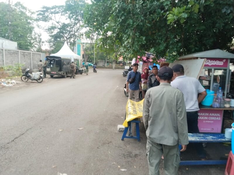 Foto: Kasi Bangtib bersama staf Bangtib dan Praja 59 Pabean memberikan imbauan kepada pedagang kaki lima (PKL) di Jalan Teluk Betung, Jumat (30/10/2026), agar menggeser barang dagangan yang menjorok ke tengah jalan sebagai tindak lanjut laporan melalui Hotline Wali Kota.
