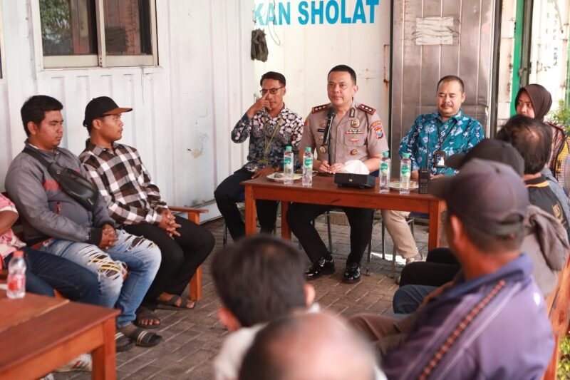 Polres Pelabuhan Tanjung Perak bekerja sama dengan Pelni Logistic memfasilitasi warga pencari kerja melalui program Polisi Peduli Pengangguran (POLIRAN) di Surabaya