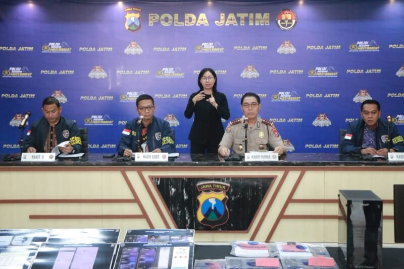 foto: Kabid Humas Polda Jatim Kombes Pol Jules Abraham Abast bersama Wadir Reserse Siber Polda Jatim AKBP Daniel Somanonasa Marunduri menyampaikan pengungkapan kasus dugaan penjualan akun ilegal dan promosi judi online dalam konferensi pers di Mapolda Jatim, Jumat (30/10/2026).