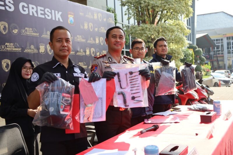 foto: Kapolres Gresik AKBP Ramadhan Nasution menyampaikan pengungkapan tujuh kasus pencurian kendaraan bermotor dengan 11 tersangka serta penyerahan empat unit sepeda motor kepada pemiliknya.