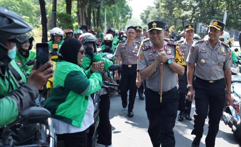foto: Kapolda Jatim Irjen Pol Dekananto Eko Purwono bersama Wakapolda Jatim Kombes Pol Feri Handoko Soenarso dan jajaran Polda Jatim saat kegiatan Jumat Berkah dengan penyaluran 600 paket sembako kepada pengemudi ojek online di Lapangan Mapolda Jatim, Surabaya, Jumat (30/10/2026).