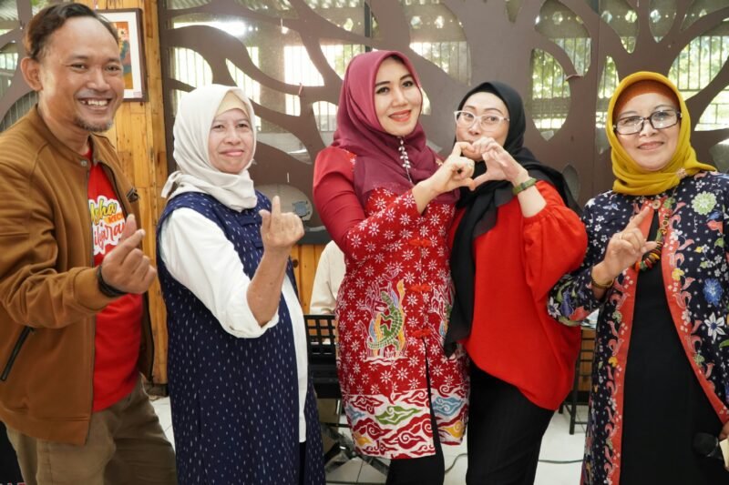 Anggota DPD RI asal Jawa Timur Lia Istifhama atau Ning Lia saat berbagi pengalaman dan wawasan mengenai politik humanis, kepemimpinan, meritokrasi, serta pengabdian kepada masyarakat bersama mahasiswa Untag Surabaya.