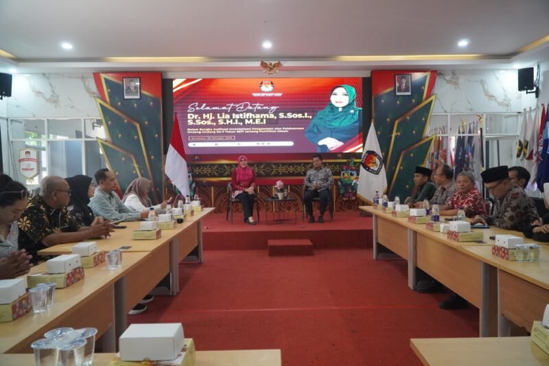 Anggota DPD RI asal Jawa Timur Lia Istifhama (Ning Lia) saat melakukan audiensi dan inventarisasi materi pengawasan pelaksanaan UU Pemilu bersama jajaran KPU Jawa Timur. Dalam pertemuan tersebut, Ning Lia menyoroti pentingnya keterlibatan generasi muda dalam menjaga keberlangsungan demokrasi.