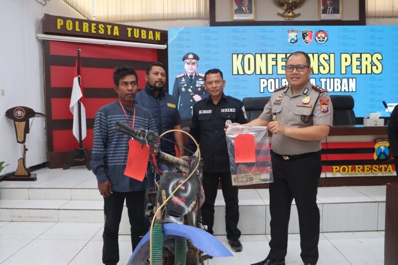 Wakapolresta Tuban AKBP Windy Syafutra saat konferensi pers pengungkapan kasus pencurian kendaraan bermotor di Mapolresta Tuban, Sabtu (31/10/2026). Polisi turut mengembalikan sepeda motor Honda Revo milik korban secara gratis.