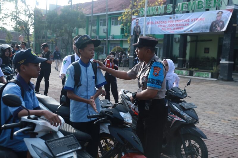 Wakapolres Jember Kompol A. Effan Sulaiman memberikan sosialisasi keselamatan berlalu lintas kepada para siswa SMKN 5 Jember melalui program Polisi Jogo Sekolah, Jumat (30/10/2026).