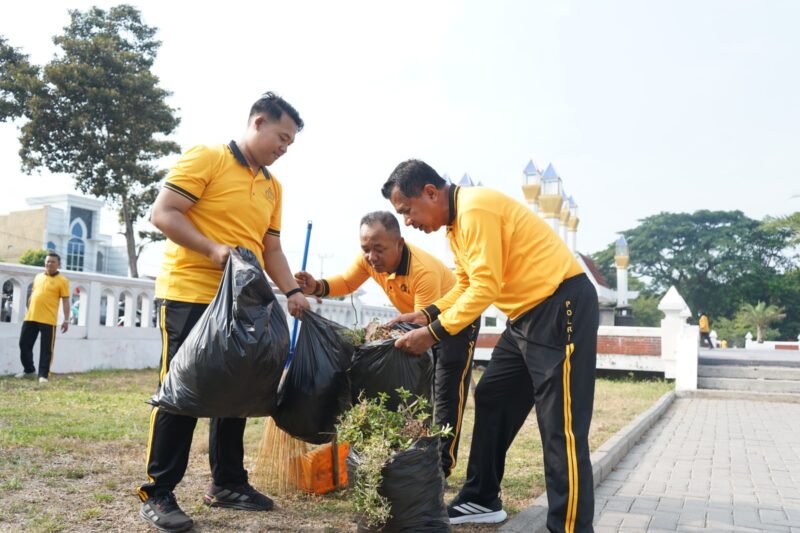 Personel Polres Kediri Polda Jatim melaksanakan kerja bakti membersihkan area Masjid Annur dalam rangka program Green Policing, Commander Wish Kapolri 2026, Jumat (30/10/2026).