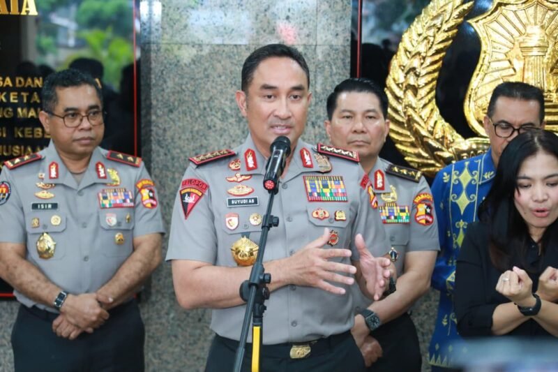 Kapolri Jenderal Polisi Dr. Sujudi Ario Seto menerima audiensi Menteri Desa dan Pembangunan Daerah Tertinggal beserta jajaran di Mabes Polri, Jakarta, Jumat (30/10/2026). Pertemuan tersebut membahas penguatan sinergi program Desa Bersinar, pencegahan narkoba, serta pemberdayaan masyarakat melalui pelatihan dan penyaluran tenaga kerja. (Samsul)