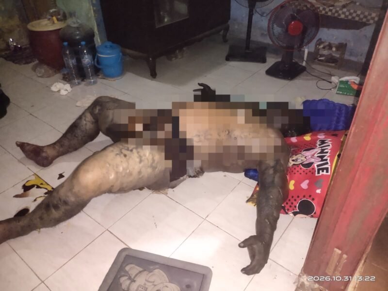 Petugas gabungan melakukan proses evakuasi jenazah seorang pengemudi ojek online yang ditemukan meninggal dunia di kamar kos kawasan Bulak Banteng, Surabaya, Sabtu (31/10/2026).