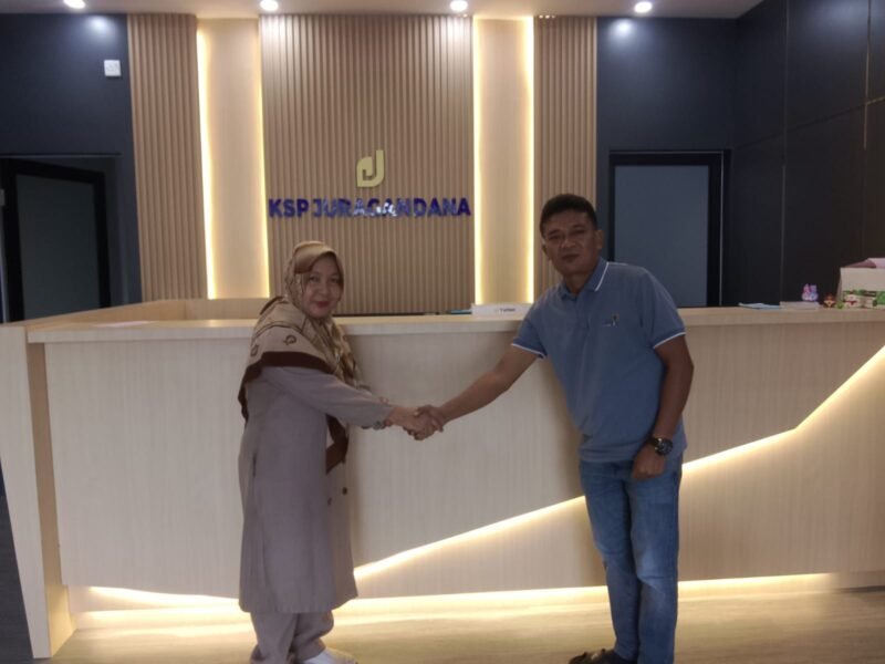 Ketua YALPK Kepri Paridah Sembiring saat melakukan kunjungan dan berdialog dengan Manajer KSP Juragan Dana, Tiyo Sihombing, membahas pengaduan debitur, etika penagihan, serta kepastian hukum jaminan fidusia di Batam.