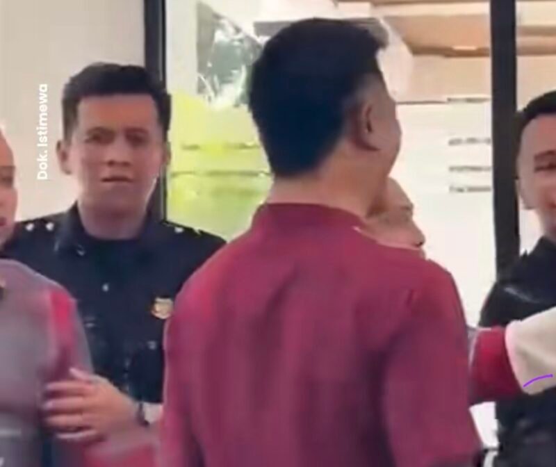Foto: Hadi Wiyono alias Cak Dur bersama sejumlah massa saat mendatangi Gedung DPRD Malang, Jumat (11/9/2026), untuk menyampaikan surat dan meminta akses Bendungan Lahor dibuka selama 24 jam. Kedatangan tersebut kemudian diwarnai keributan hingga berujung laporan ke Polres Malang.