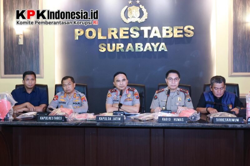 Kapolda Jatim Irjen Pol Dekananto Eko Purwono memberikan keterangan pers terkait pengamanan 11 orang yang diduga berkaitan dengan upaya memicu kericuhan di tengah aksi mahasiswa di Surabaya, Kamis (22/10/2026).