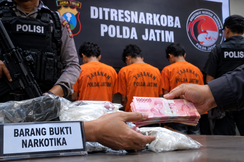 dugaan permintaan uang dalam penanganan perkara narkotika di Jawa Timur. Keluarga mengaku menyerahkan Rp50 juta, sementara keberadaan dua remaja masih dipertanyakan. Dugaan tersebut masih memerlukan verifikasi dan klarifikasi resmi dari Polda Jatim.